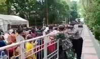 Peserta Vaksin di GOR Tawangalun Jebol Pagar, Warganet: Cie Rebutan, Waktu Landai Gak Ada yang Mau