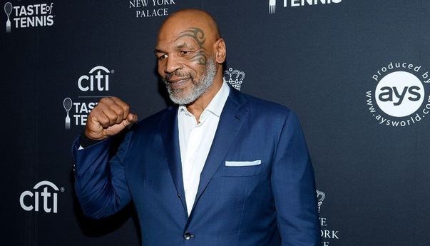 Jelang Pertandingan Ekshibisi, Mike Tyson Beri Anjingnya Kue Berwajah Roy Jones Jr