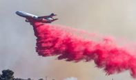 Pesawat Sebarkan Bahan Kimia Anti Api Berwarna Merah Padamkan Kebakaran di Los Angeles