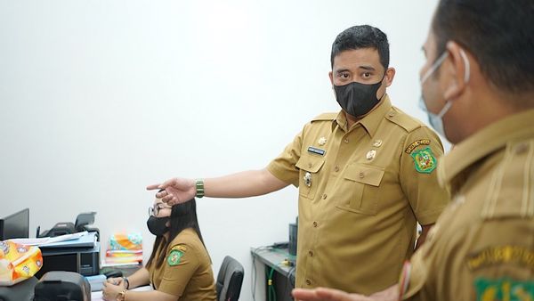 Kecewanya Bobby Nasution, Loket Pelayanan Disdukcapil Kota Medan Belum Buka Saat Jam Kerja