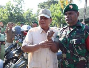 Kunker ke Sumbawa, Menhan Prabowo Serahkan 40 Unit Motor Operasional ke Babinsa