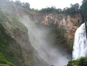 Air Terjun Sipulak di Pakkat Hauagong Punya Ukuran yang Mantap