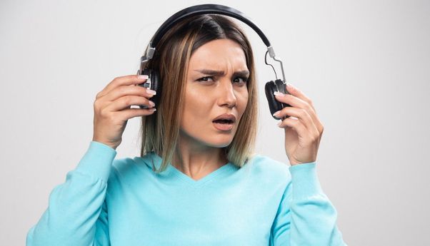 Awas! Pakai Headphone dengan Volume Tinggi Terlalu Lama Bisa Merusak Telinga