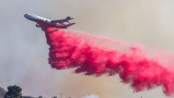 Pesawat Sebarkan Bahan Kimia Anti Api Berwarna Merah Padamkan Kebakaran di Los Angeles