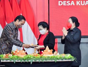 Jokowi Rayu Megawati di Rakernas PDIP, Denny Siregar: Dulu Kayaknya Playboy Nih Pakde
