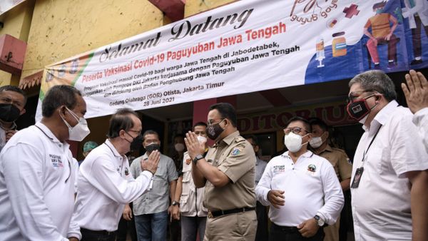 DKI Minta Bantuan Penanganan Covid ke Dubes, Denny Siregar Singgung Anies Soal Ustaz yang Dapat Donasi Rp30 M untuk Palestina