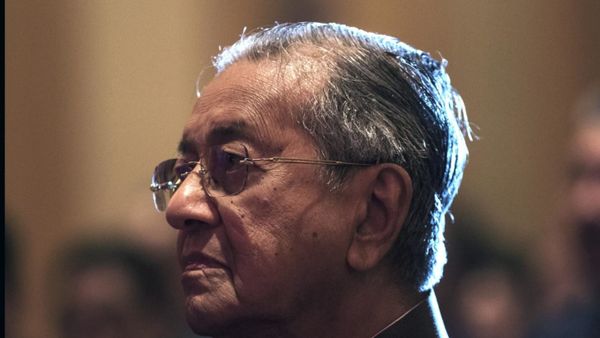 Mundurnya Mahathir Muhammad: Antara Pemenuhan Janji atau Siasat Politik