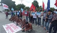 Kecewa dengan Kenaikan UMP yang Tak Signifikan, Buruh di Yogyakarta Gelar Aksi ‘Topo Pepe’