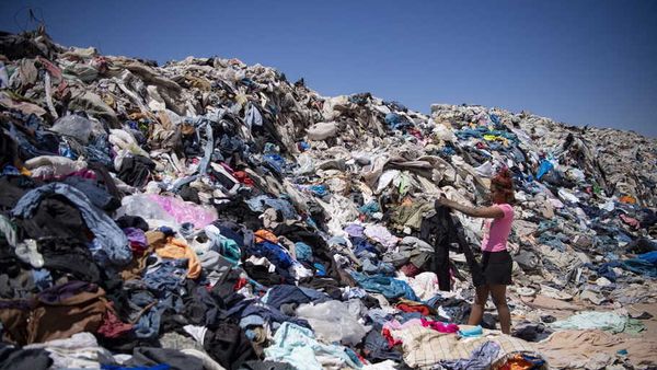 Penampakan Ribuan Ton Pakaian Bekas Menumpuk di Gurun Atacama Chile