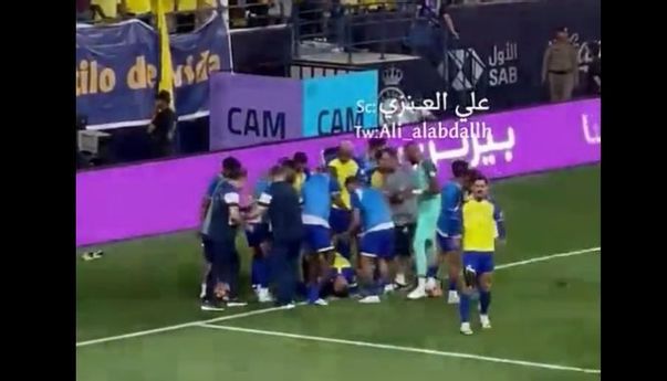 Viral! Christiano Ronaldo Sujud Syukur usai Cetak Gol Kemenangan untuk Al Nassr