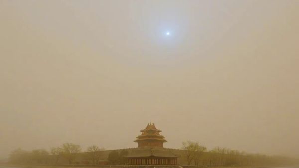 Matahari Berwarna Biru dan Langit Jadi Kuning di Beijing, Apa yang Terjadi?