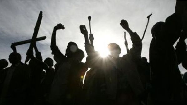 Menegangkan! Polisi Diserang Anak Panah Saat Bubarkan Tawuran di Makassar