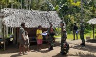 Supaya Gak Digigit Nyamuk Malaria, Warga Kampung Kalimo di Papua Dibagikan Kelambu