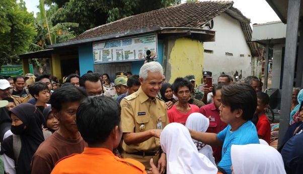 Ganjar Pranowo Tinjau Banjir di Brebes, Bawa Bantuan untuk Anak Sekolah