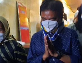 Meski Jadi Tersangka Roy Suryo Tak Ditahan Kepolisian, Keluar Pakai Penyangga Leher
