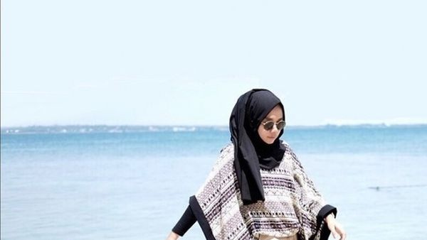 Tips Tetap Trendy Saat Liburan di Pantai untuk Hijabers