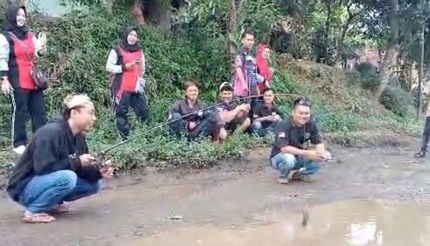 Viral Warga Mancing Ikan di Jalan Rusak Mekarmukti, Pemkab Garut Siapkan Rp15 M untuk Perbaikan