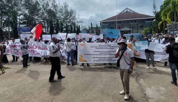 Tak Digaji Sejak Mei 2022, Ratusan Guru PPPK Serbu Kantor Gubernur Papua Barat Daya
