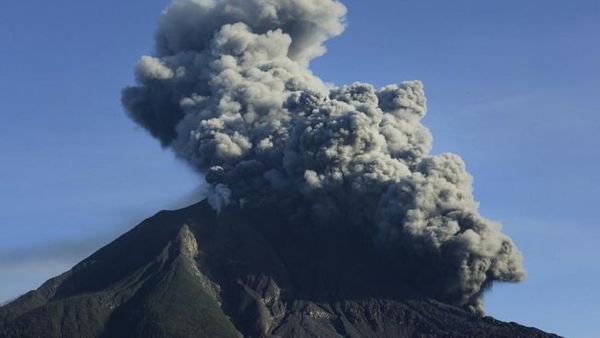 Awan Panas Sejauh 2.500 Meter Membuncah dari Puncak Gunung Sinabung Pagi ini