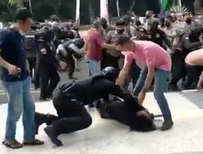 Polisi yang Banting Mahasiswa Saat Demo Ditahan Bidpropam Polda Banten, Dijerat Pasal Berlapis