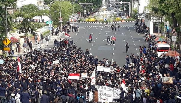 Unjuk Rasa Tolak Omnibus Law UU Cipta Kerja di Surabaya: Massa Naik Mobil Water Canon