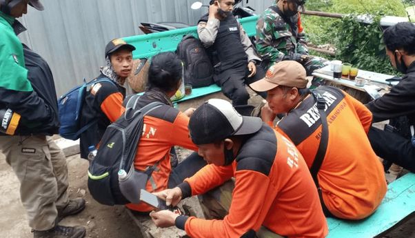 Berita Jateng: Perjuangan Tim SAR dalam Proses Evakuasi Pendaki Tewas di Gunung Lawu