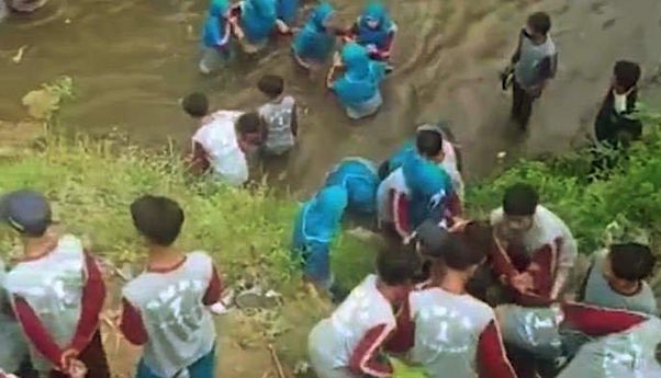 Miris! Puluhan Guru dan Siswa SMP Jatuh Saat Jembatan Gantung di Probolinggo Ambles