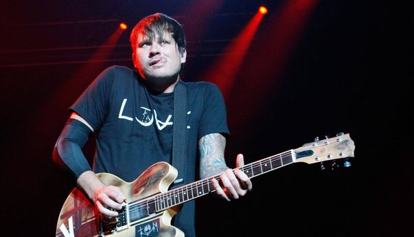 Cari Gara-gara, Mantan Personil Blink-182 Sebut Seragam Polisi Indonesia Aneh