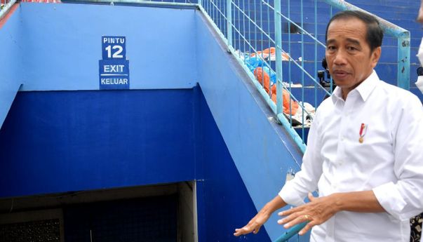 Keliling Stadion Kanjuruhan, Prediden Jokowi: Problemnya Ada di Pintu yang Terkunci dan Tangga