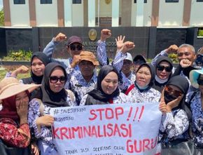 PGRI Gelar Aksi Solidaritas Dukung Supriyani Jalani Sidang Perdana, Bentangkan Poster 'Stop Kriminalisasi Guru'