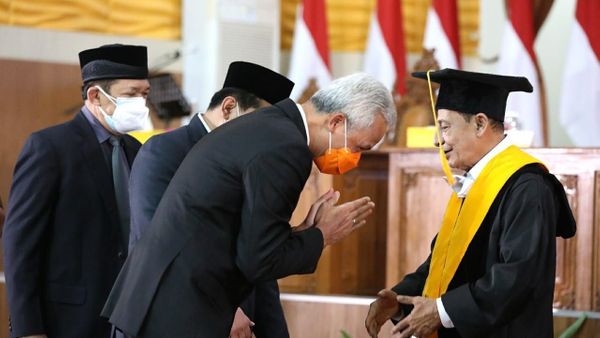 Habib Luthfi bin Yahya Terima Gelar Doktor Honoris Causa dari UNNES