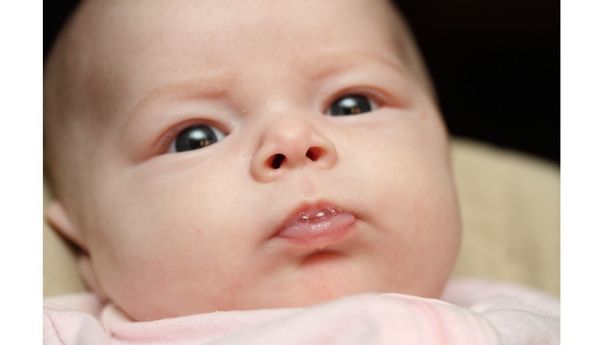 Apa yang Dimaksud dengan Blowing Raspberry pada Bayi? Berikut Penjelasannya!