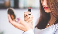 Tak Perlu Re-Touch, Ini Cara Agar Lipstik Tahan Lama