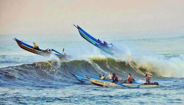 Berita Jateng: Ombak di Laut Selatan Jateng-DIY Diprediksi Capai 4-6 Meter, Waspada Nelayan!