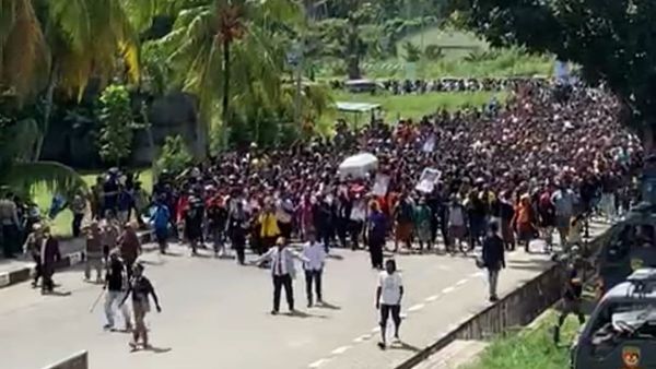 Pengantaran Jenazah Lukas Enembe di Jayapura Ricuh, Pj Gubernur Papua Terluka di Kepala
