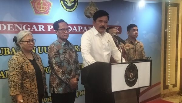 Menko Polhukam Hadi Pastikan Dwifungsi TNI Tidak Sama dengan Masa Orde Baru