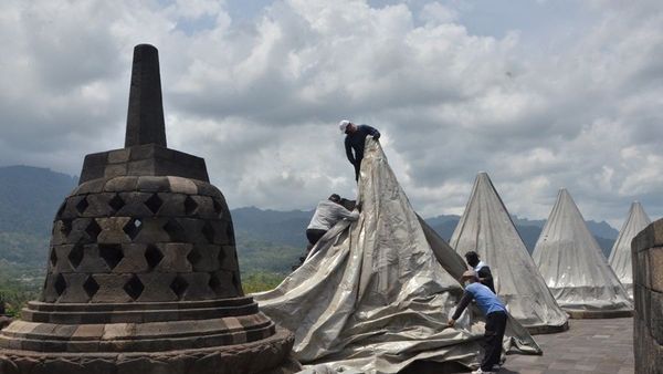 Terbaru: Fenomena Stupa di Candi Borobudur Ditutup Terpal