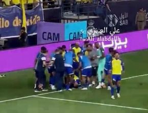 Viral! Christiano Ronaldo Sujud Syukur usai Cetak Gol Kemenangan untuk Al Nassr