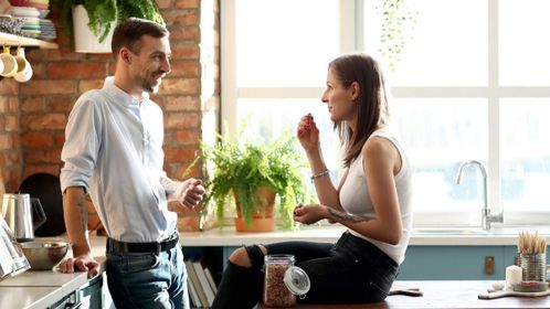 Studi Temukan Pasangan Berkomunikasi Jujur Tentang Pekerjaannya Miliki Tingkat Kepuasan Hidup Lebih Tinggi