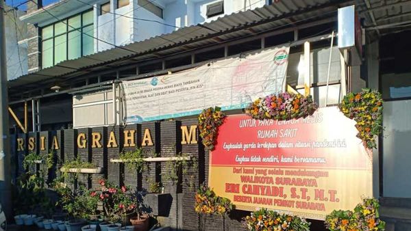 Rumah Sakit dan Puskesmas Surabaya Dipenuhi Karangan Bunga: 'Teruntuk Tenaga Medis...'