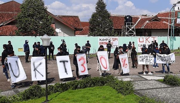 Berita Seputar Jateng: Mahasiswa IAIN Purwokerto Tuntut Pengembalian UKT 30 Persen