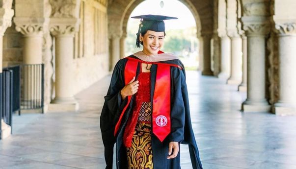 Pose dengan Kebaya Batik, Maudy Ayunda Lulus S2 Dua Jurusan dari Stanford University