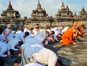 Ribuan Umat Buddha Ikuti Indonesia Tipitaka Chanting dan Asalha Mahapuja di Borobudur