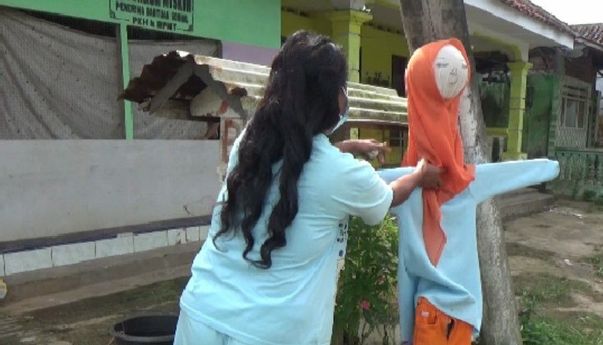 Dapat Teror dan Kejadian Aneh, Warga Lumajang Ramai-Ramai Pasang Orang-orangan