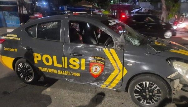 Dua Sepeda Motor Hantam Mobil Patroli Polisi di Cililitan Jakarta Timur