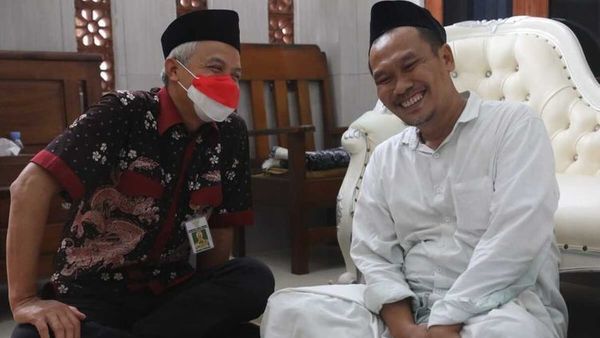 Ganjar Kunjungi Gus Baha di Rembang, Tertawa Sampai Terpingkal-pingkal