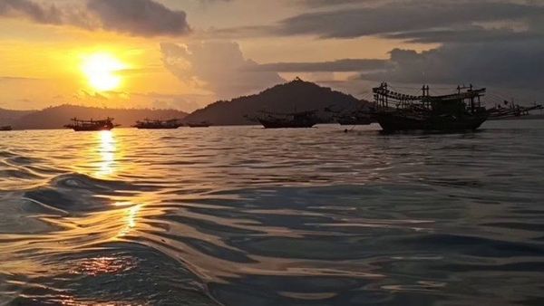 Panorama dan Aktivitas di Pantai Air Bangis Pasaman Barat