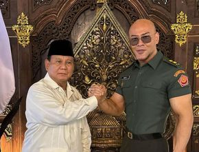Menhan Prabowo Anugerahkan Pangkat Kolonel Tituler TNI AD ke Deddy Corbuzier