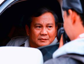 Yang Diuntungkan Prabowo saat Massa Ganjar Anies Saling Serang