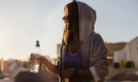5 Cara Mengatasi Dehidrasi selain Minum Air Mineral